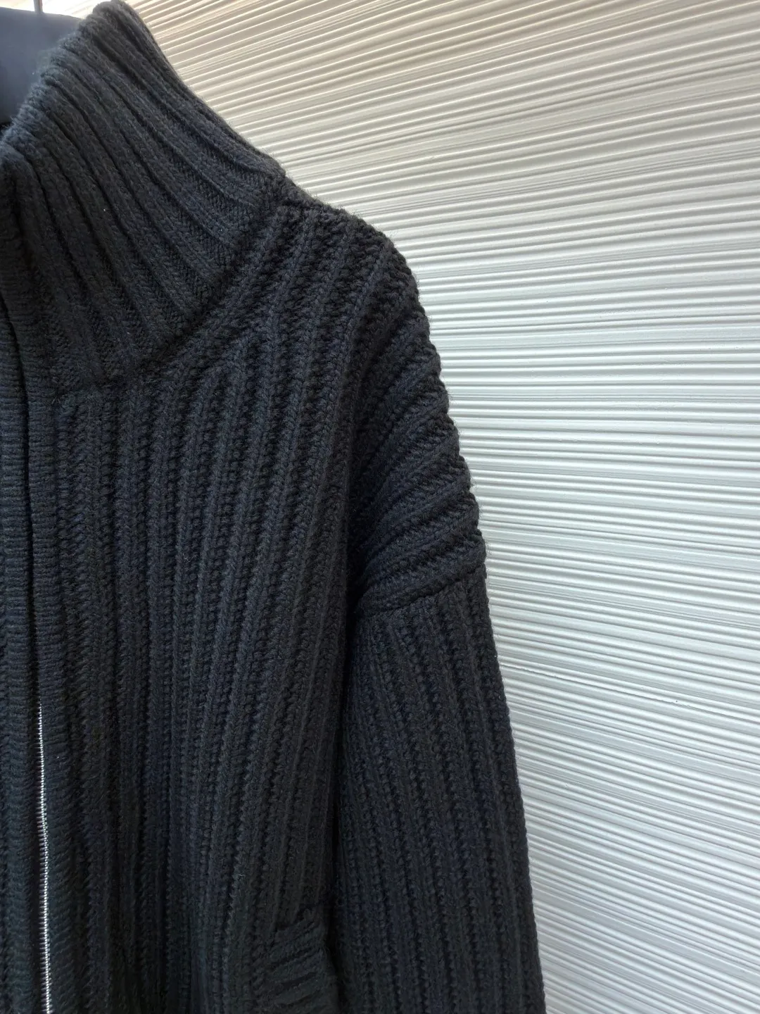 Acne Studios embroidered zipper sweater jacket ●Original version: purchased and developed for 8500 ●Item number: 1682074-B95 ●Fabric: wool blended fabric ●Technology: embroidery production ●Color: black ●Version: fitted version ●Weight: about 1795 grams ●Size: S-M-L-XL ●Description: Custom-woven mellow black woolen texture material, full texture, thick and solid Every inch of fiber contains heavy warmth. The main color is rich black, exuding an irresistible charm. The longitudinal knitted lines on the front panel are more profound and three-dimensional. The exquisite zipper design is cleverly integrated into the knitted jacket, making the jacket instantly revitalized. The white embroidered logo on the back panel jumps out on the black in an elegant manner, carrying the brand's story and history. The heavy texture texture shows its luxurious charm everywhere. It shows a unique fashion attitude in minimalism and uses imported machine embroidery technology. It uses advanced computer control systems and precision mechanical components to realize Acne's seasonal embroidery logo operations with high precision. The lines are smooth and delicate. The garments are washed with softening and deodorizing technology. Professional washing equipment and specific detergents are used to deeply clean and deodorize the clothes to improve the feel and appearance of the clothes. The overall wiring is straight and delicate, the fabric is comfortable and soft, and the color is consistent without color difference. It can be matched with the same style to create a fashionable look and control various occasions. Customized accessories, complete with three standards, same style for men and women!